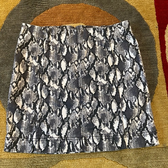 10 for $15 Jolt Snakeskin Print Black White Denim Zipper Skirt 5 Junior’s - Picture 1 of 10